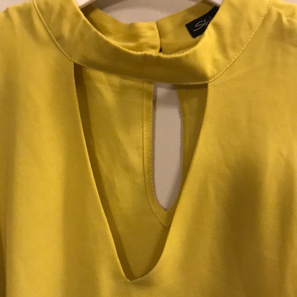 Mustard sleeveless blouse size Small. - Picture 2 of 3